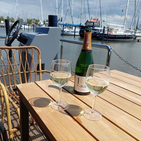 Luxury Houseboat In Volendam Marina Hotel Exterior photo